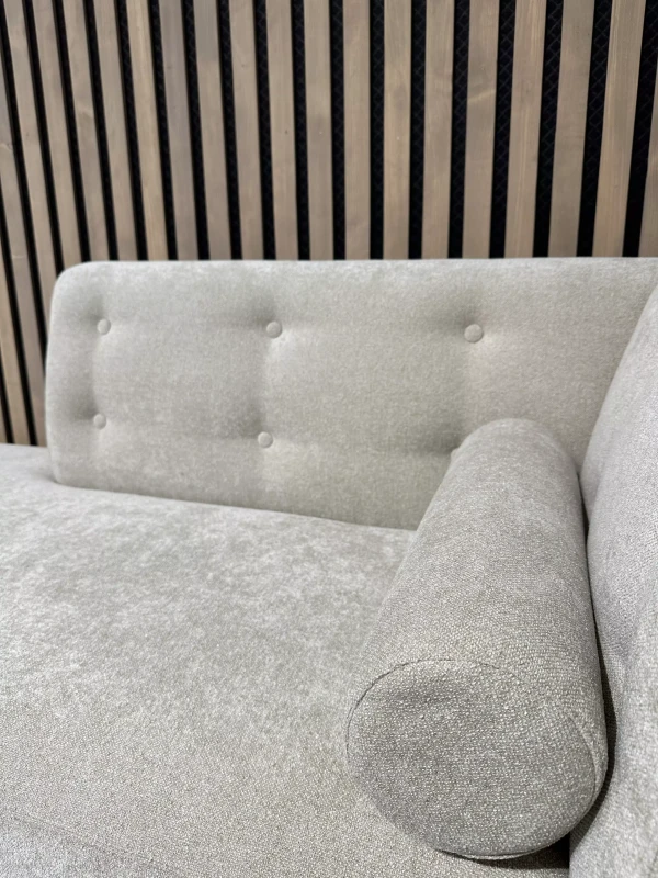 Detale-szezlong-z-guzikami-Circo