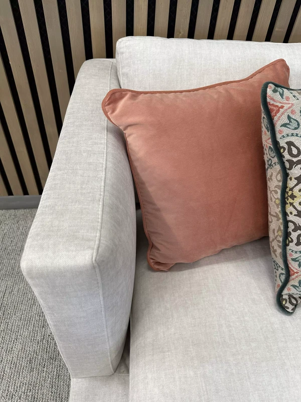 Detale-podłokietnik-sofa-Rene