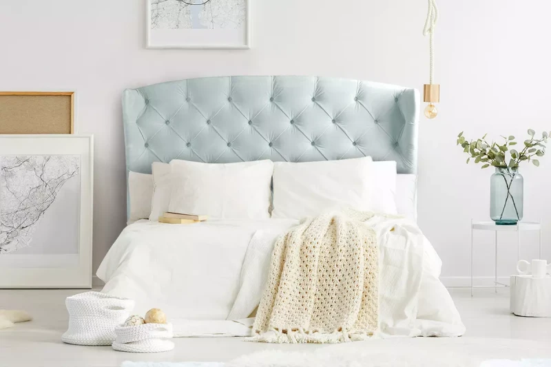 Łóżko-z-pikowanym-i-zaokrąglonym-zagłówkiem-Comfort
