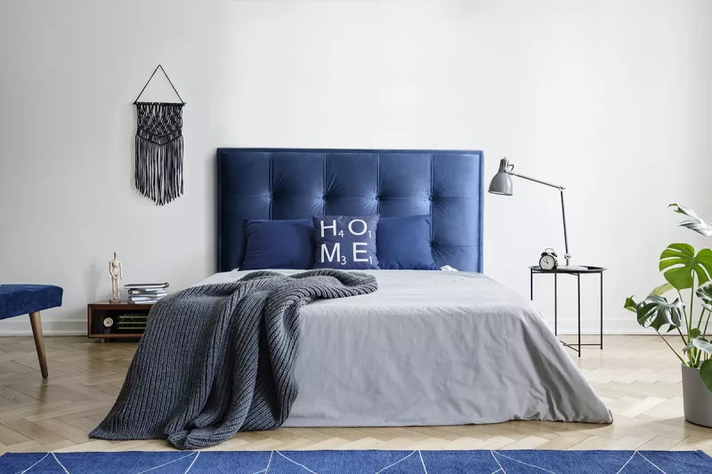 Niskie-łóżko-z-zagłówkiem-w-kwadraty-Grappa