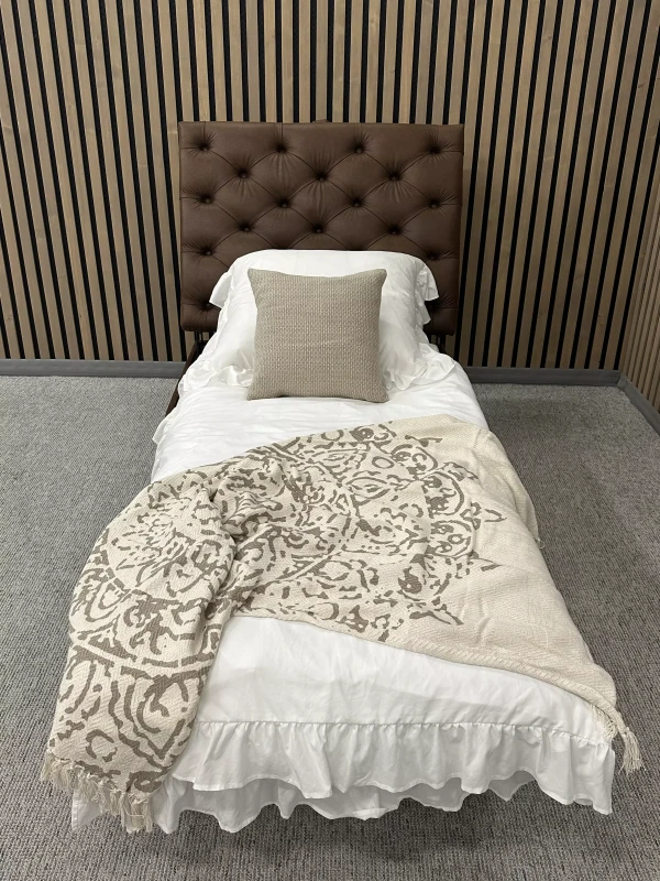 Rozłożona-pufa-z-funkcją-spania-Laico