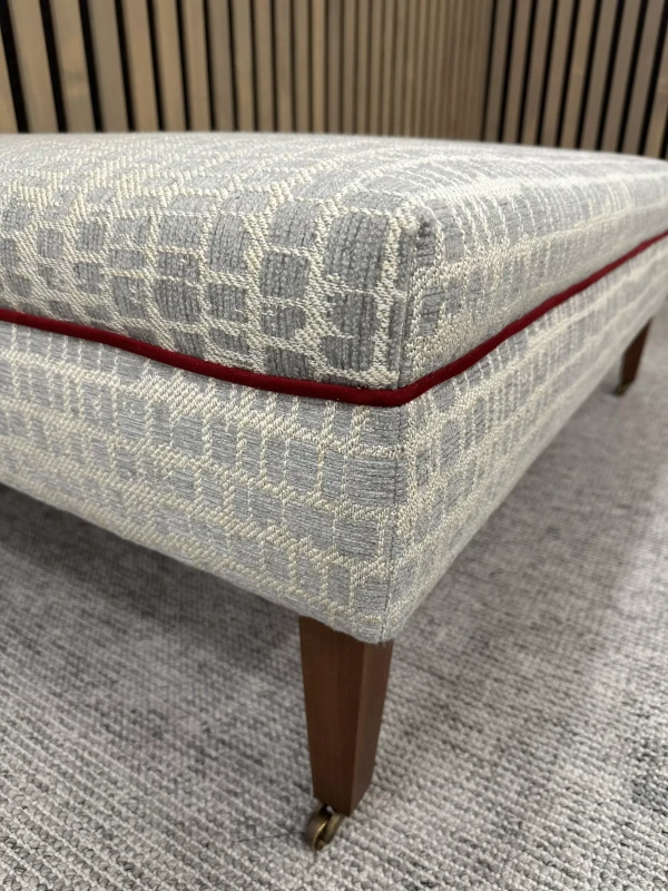 Detale-pufa-Edmondo-z-lamówką