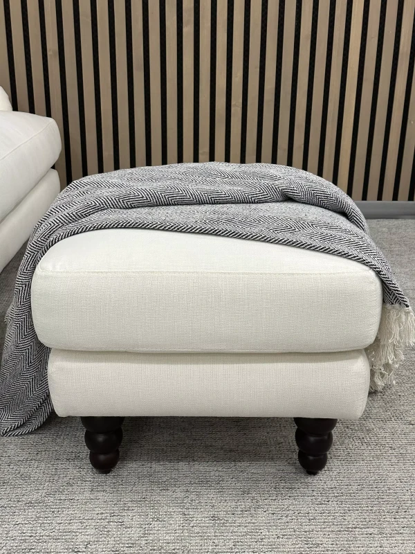 Pufa-na-zamówienie-z-toczonymi-nogami-Amanda