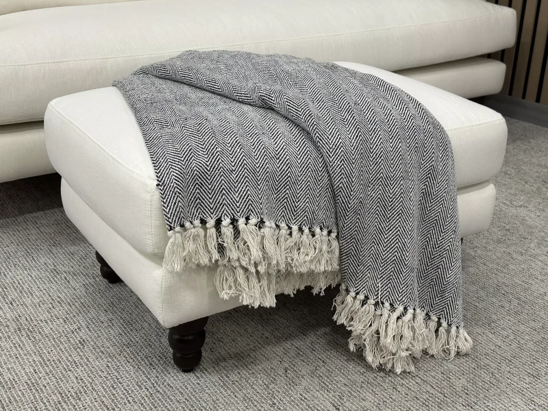 Pufa-z-toczonymi-nóżkami-Amanda