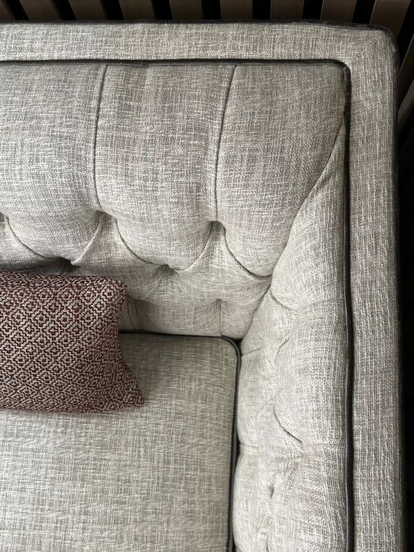 Pikowana-sofa-z-ozdobną-lamówką-Gandy