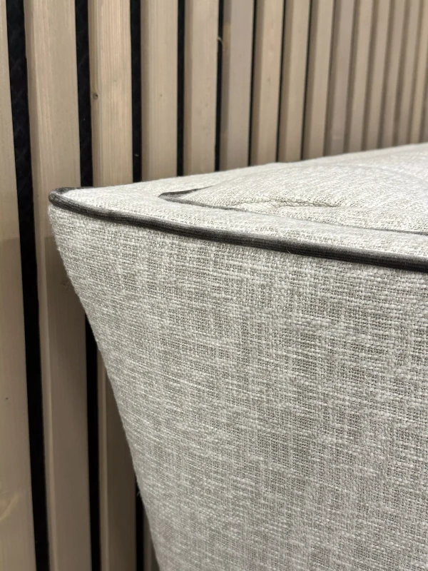 Sofa-z-osdobną-lamówką-Gandy