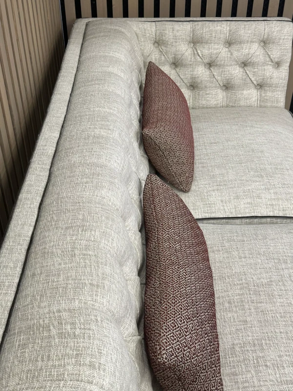 Pikowane-oparcie-sofa-chesterfield-Gandy