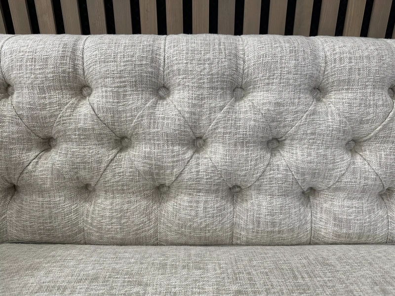 Pikowane-oparcie-sofa-na-zamówienie-Gandy