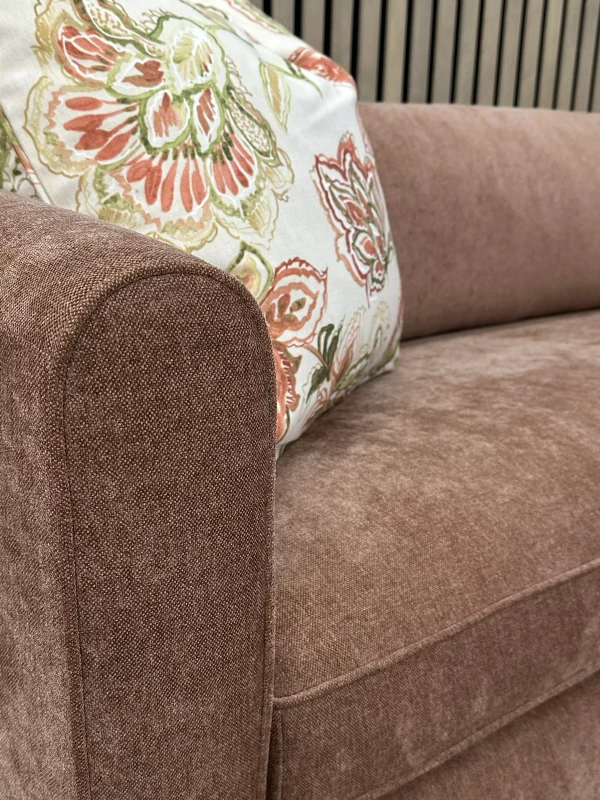 Detale-podłokietnik-sofa-w-nowoczesnym-stylu-Emilio