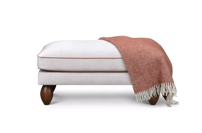 Pufa-w-stylu-kolonialnym-z-ozdobną-lamówką-Anita
