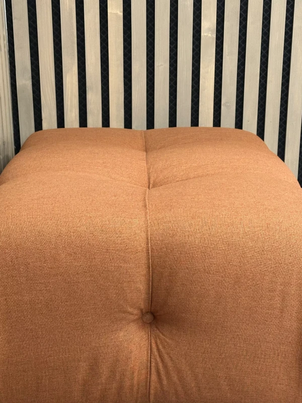 Pikowana-pufa-w-stylu-nowoczesnym-Abaco