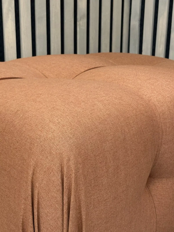 Pikowana-pufa-w-stylu-nowoczesnym-Abaco