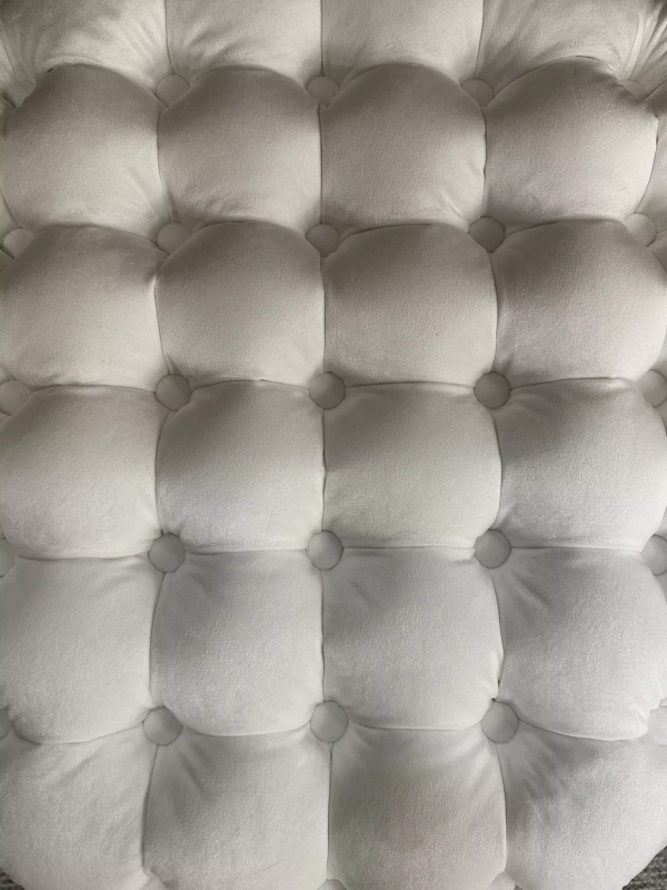 Okrągła-pikowana-pufa-w-stylu-glamour-Oslo