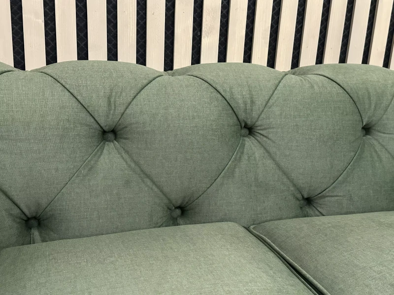 Pikowane-oparcie-sofa-chesterfield-Bruna