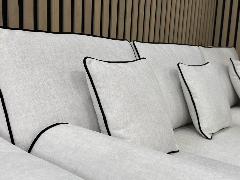 Poduszki-narożnik-z-ozdobną-lamówką-Anita