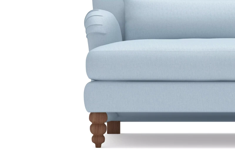 Zbliżenie drewnianych, toczonych nóg sofy Amanda – elegancki detal w stylu prowansalskim.