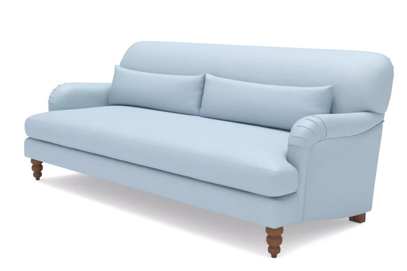 Sofa Amanda w stylu prowansalskim – widok z przodu z dekoracyjnymi poduszkami i drewnianymi nogami.