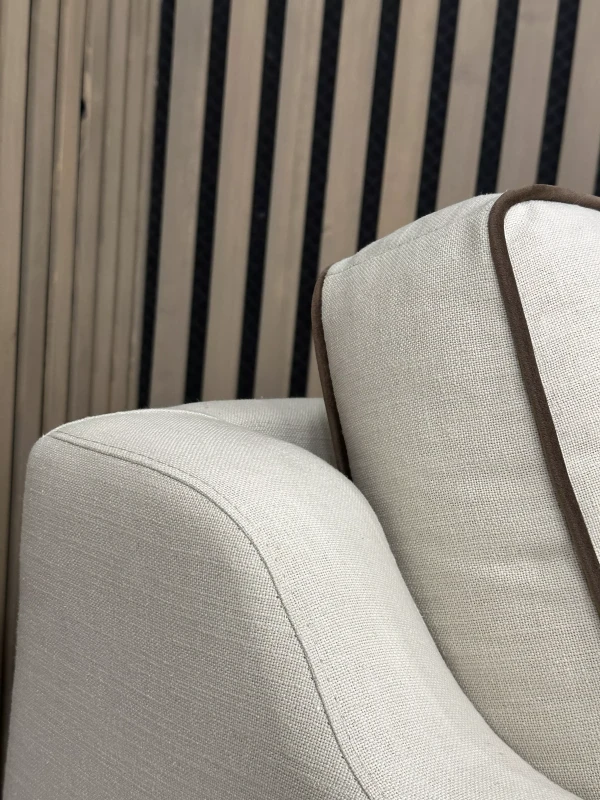 Podłokietnik szezlong z ozdobną lamówka Anita