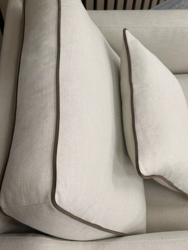 Poduszki w szezlongu na zamówienie Anita z ozdobną lamówką