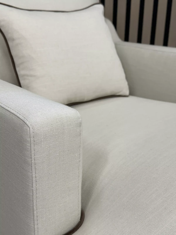 Podłokietnik w szezlongu Anita z ozdobną lamówką