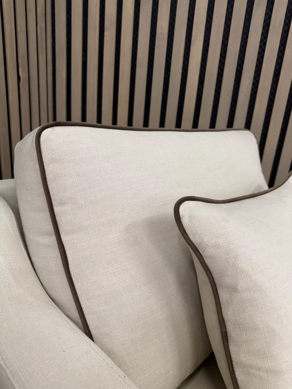 Poduszki oparciowe w szezlongu Anita z ozdobną lamówką