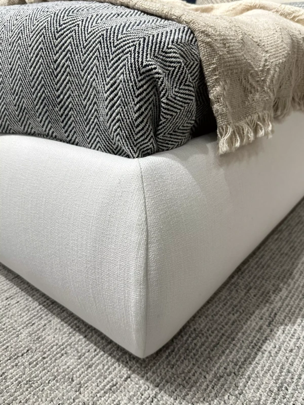 Zaoblona baza w łóżku ze zdejmowanym pokrowcem Oliviero