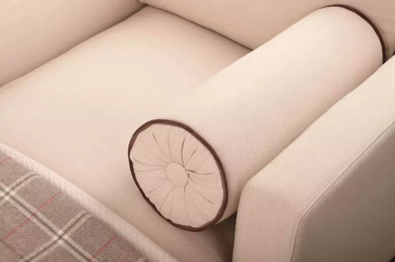 Wałek z ozdobną lamówką i guzikiem Celine