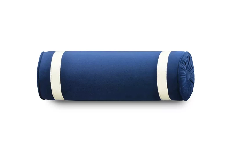 Wałek z ozdobną taśmą bawełnianią, lamówką oraz guzikiem