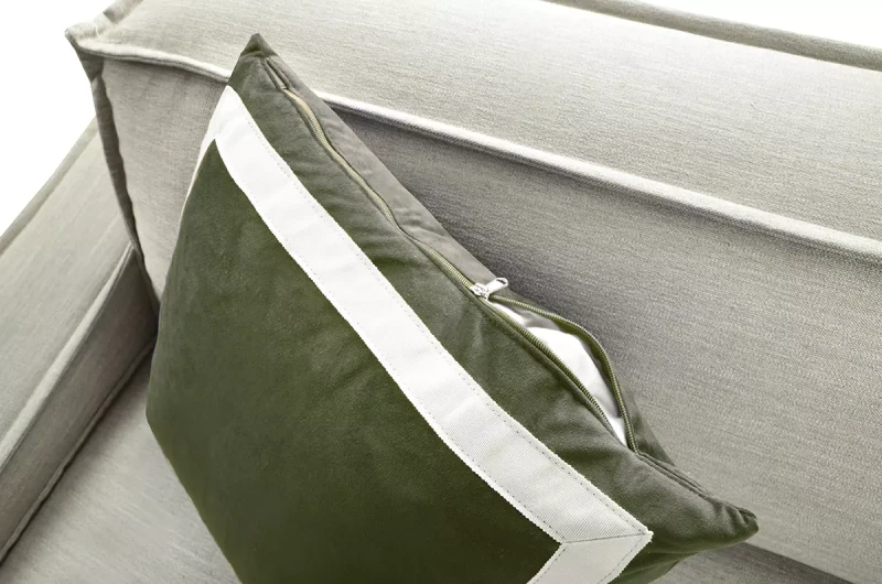 Poduszka na zamówienie z ozdobną taśmą Madelaine