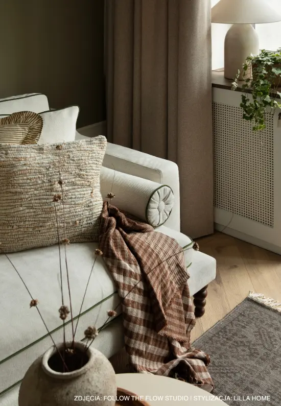 Sofa z ozdobna lamówką Anita na wymiar