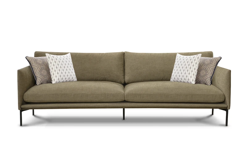 Minimalistyczna-sofa-3,5-osobowa-Fiabesco-udekorowana