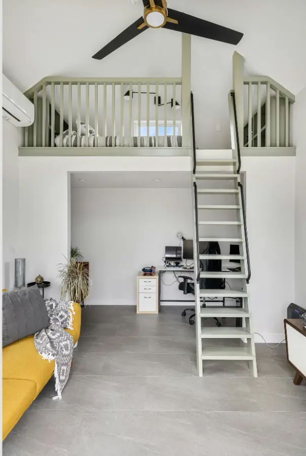 Salon z antresolą - wady i zalety